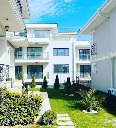 Sunny Garden Deluxe Apartment *