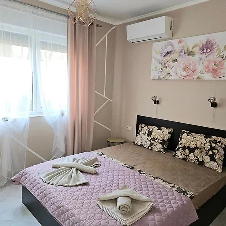 Sunny Garden Deluxe Apartment